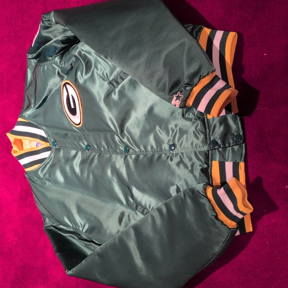 A Green Bay Packer Coat  Mens Large.  Inside Is Yellow Quilted.
